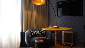 Escritorio, tabla de planchar con plancha, wifi gratis y ropa de cama