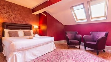 Escritorio, tabla de planchar con plancha, wifi gratis y ropa de cama