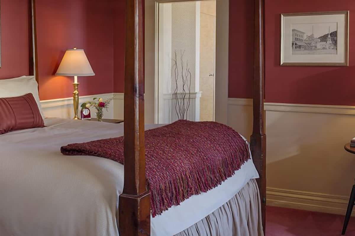 Classic Room, 1 Queen Bed, Balcony