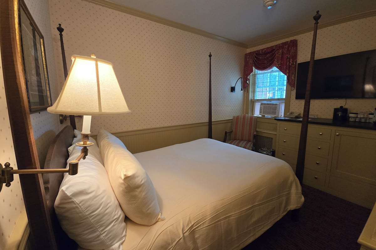 Economy Double Room | Egyptian cotton sheets, premium bedding, in-room safe