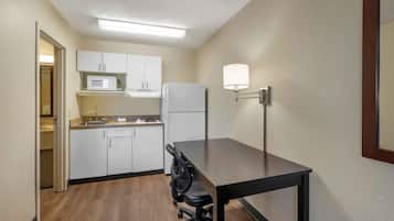 Refrigerador con congelador, microondas y parrilla de estufa