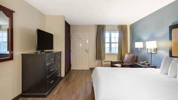 Escritorio, cortinas blackout y tabla de planchar con plancha