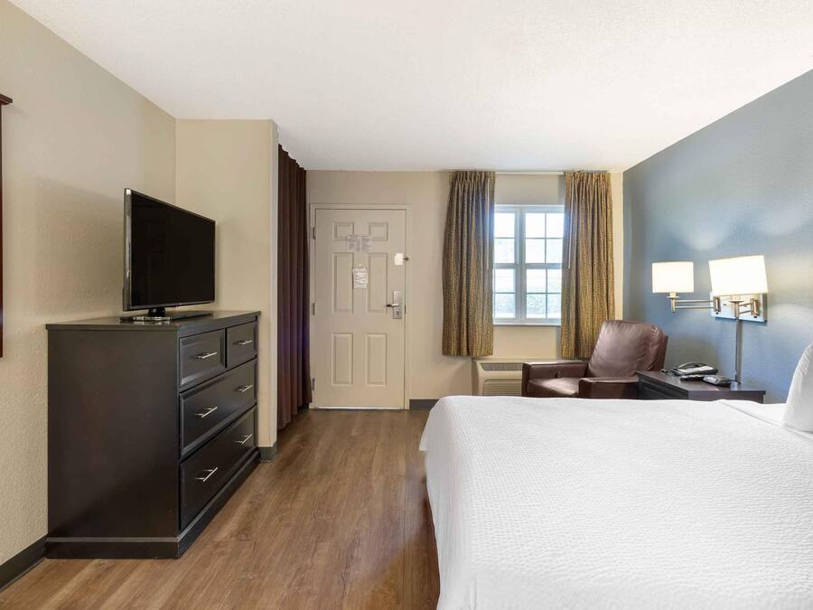 Meja, langsir/tirai gelap terus, seterika/papan seterika, Wi-fi percuma