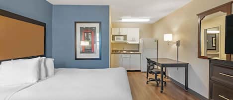 Escritorio, cortinas blackout y tabla de planchar con plancha