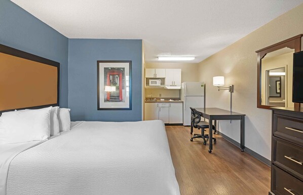 Studio, 1 Queen Bed, Non Smoking | Desk, blackout drapes, iron/ironing board, free WiFi
