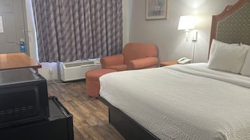 Bureau, fer et planche à repasser, lits pliants/supplémentaires