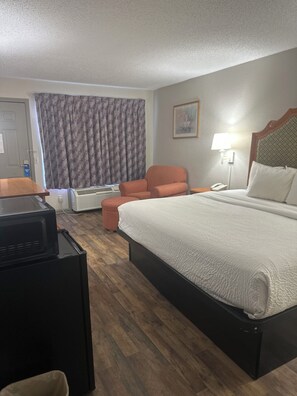 Desk, iron/ironing board, rollaway beds, free WiFi - Days Inn by Wyndham Jacksonville (Jacksonville)