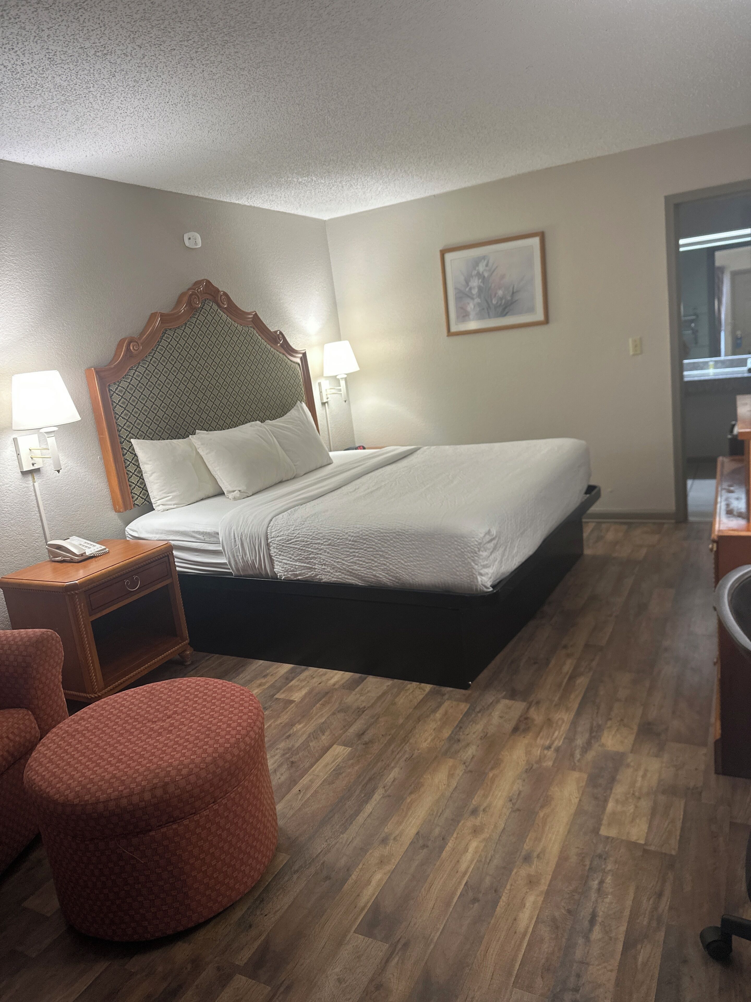 Standard Room, 1 King Bed | Desk, iron/ironing board, rollaway beds, free WiFi