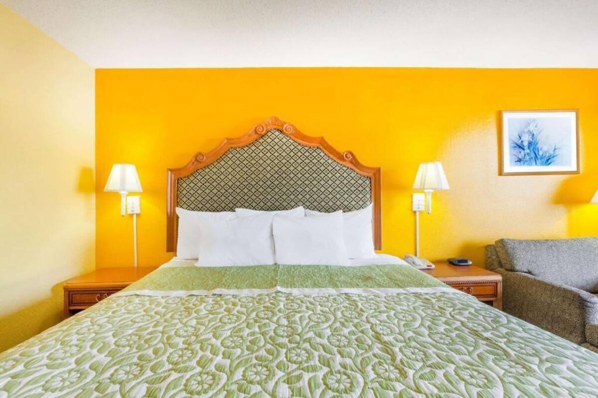 Desk, iron/ironing board, rollaway beds, free WiFi