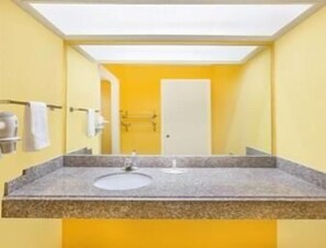 淋浴/盆浴组合、吹风机、毛巾