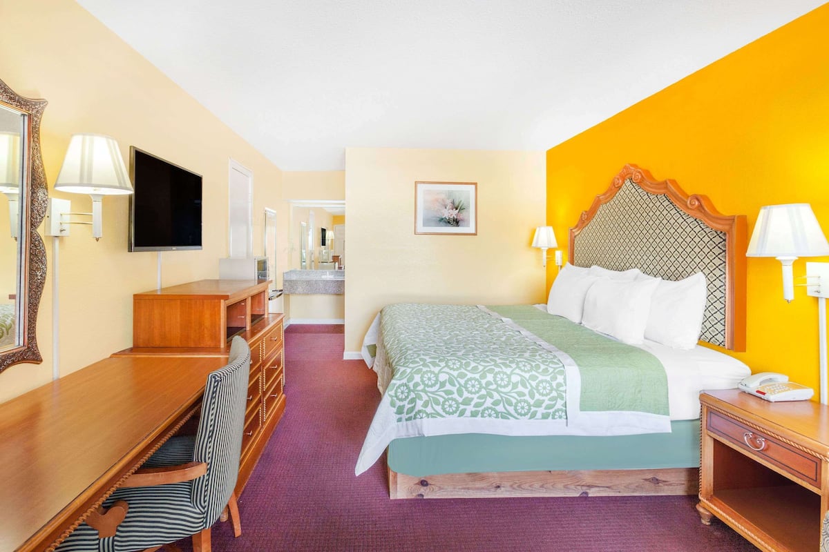 Standard Room, 1 King Bed | Desk, iron/ironing board, rollaway beds, free WiFi