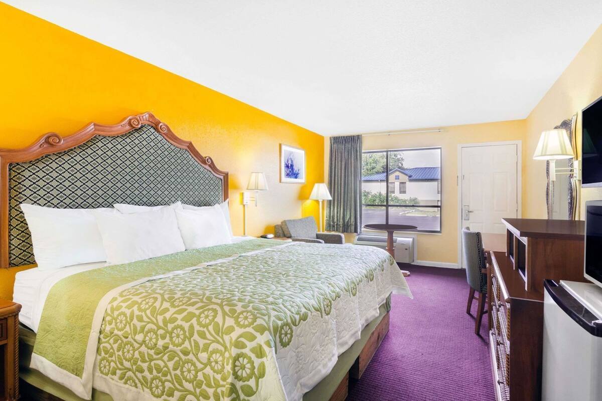 Desk, iron/ironing board, rollaway beds, free WiFi