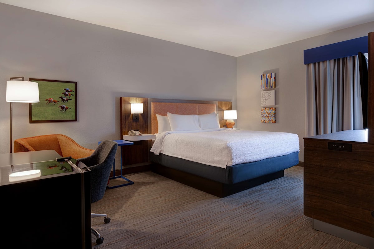 Deluxe Room, 1 King Bed, Non Smoking | 1 bedroom, in-room safe, iron/ironing board, free cribs/infant beds