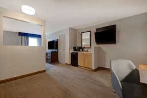 One king suite whirlpool ns | Living area | 42-inch LCD TV with cable channels, TV