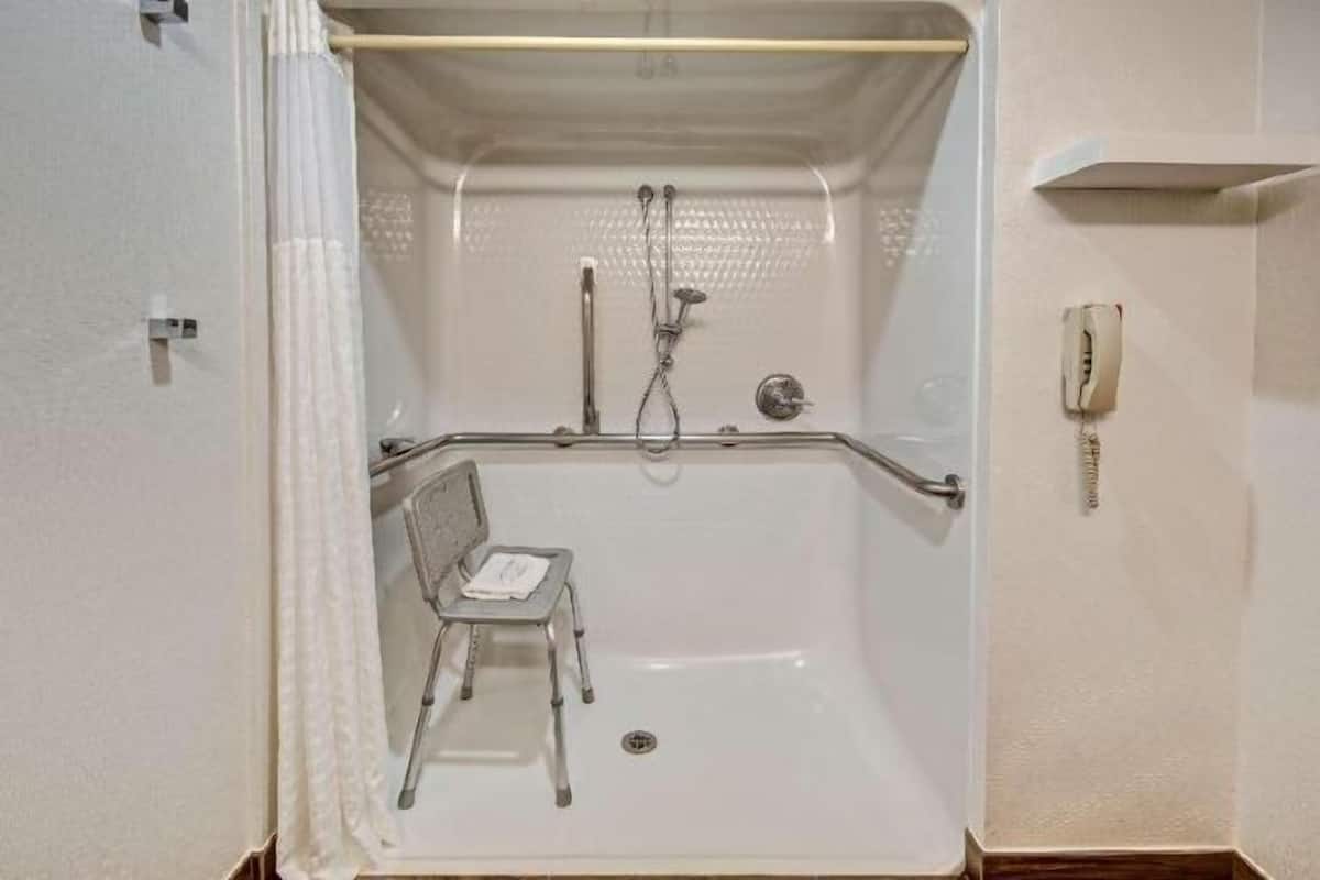 Bathroom | Combined shower/tub, free toiletries, hair dryer, towels