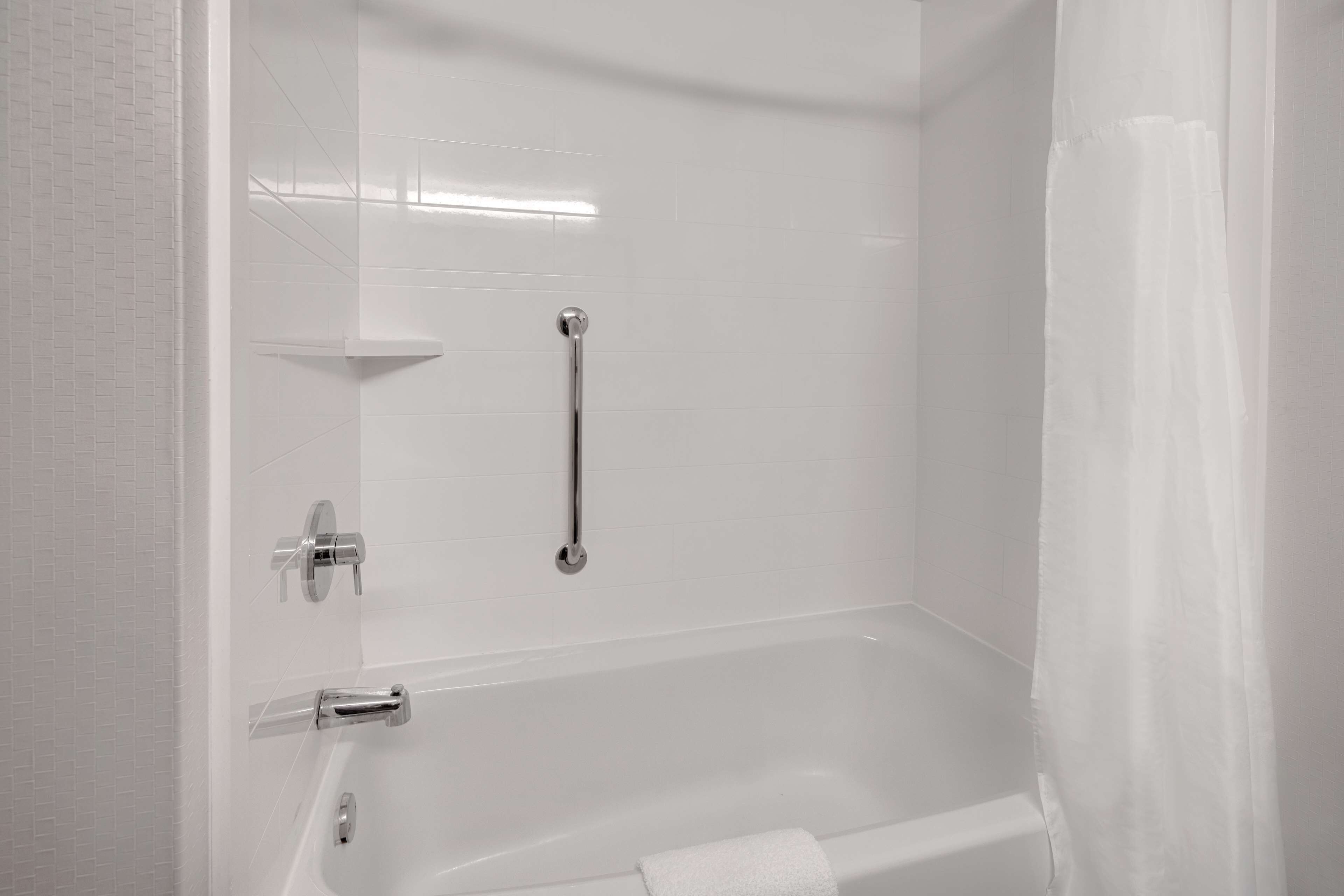 combined shower/bathtub, free toiletries, hair dryer, towels