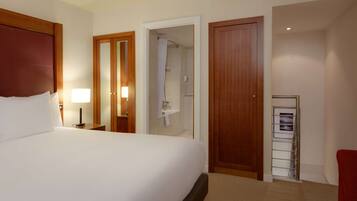 Combined shower/tub, free toiletries, hair dryer, towels