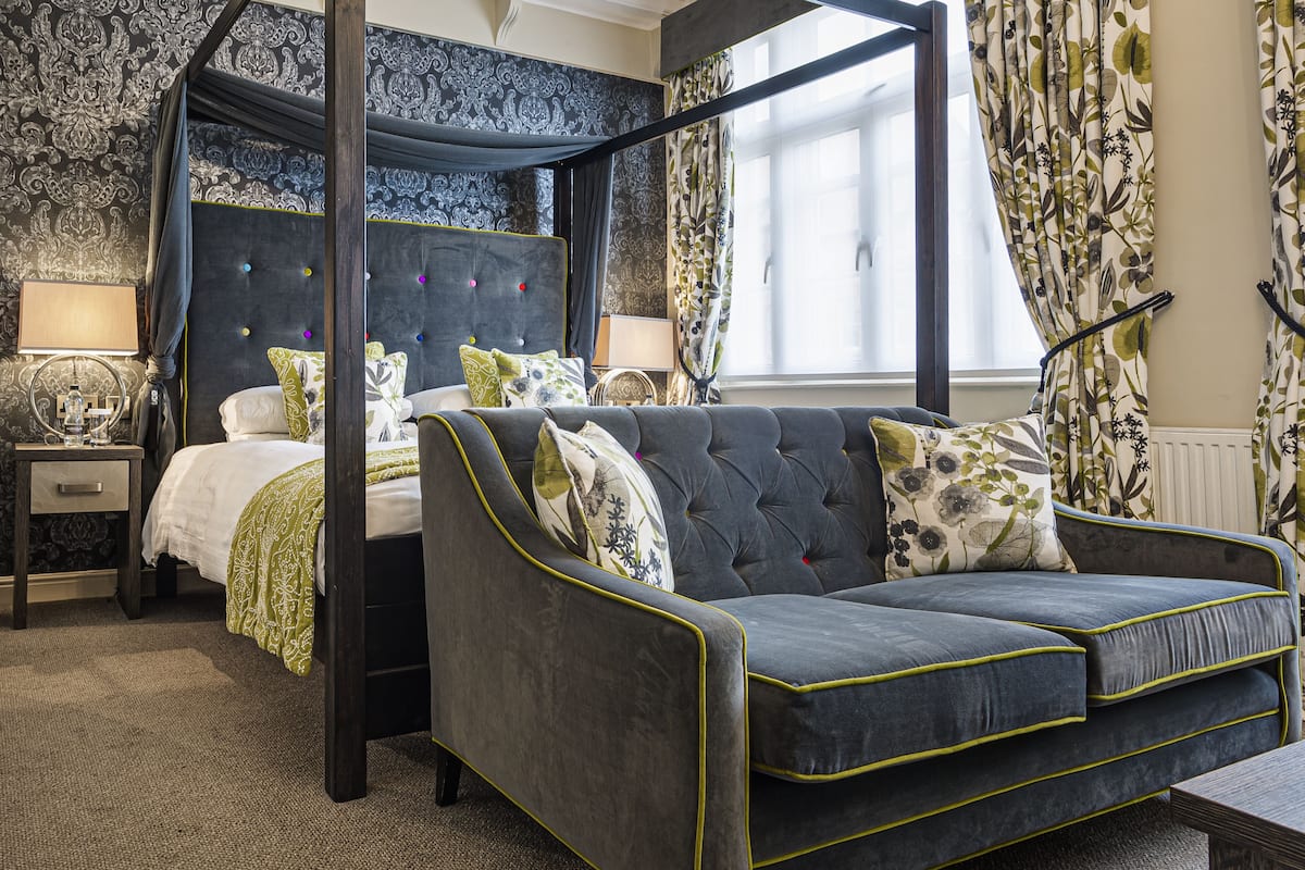 deluxe suite | 1 bedroom, individually decorated, individually furnished, desk