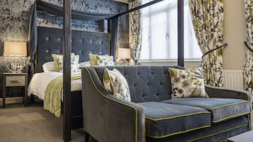 1 habitación, decoración personalizada, muebles diferentes y escritorio