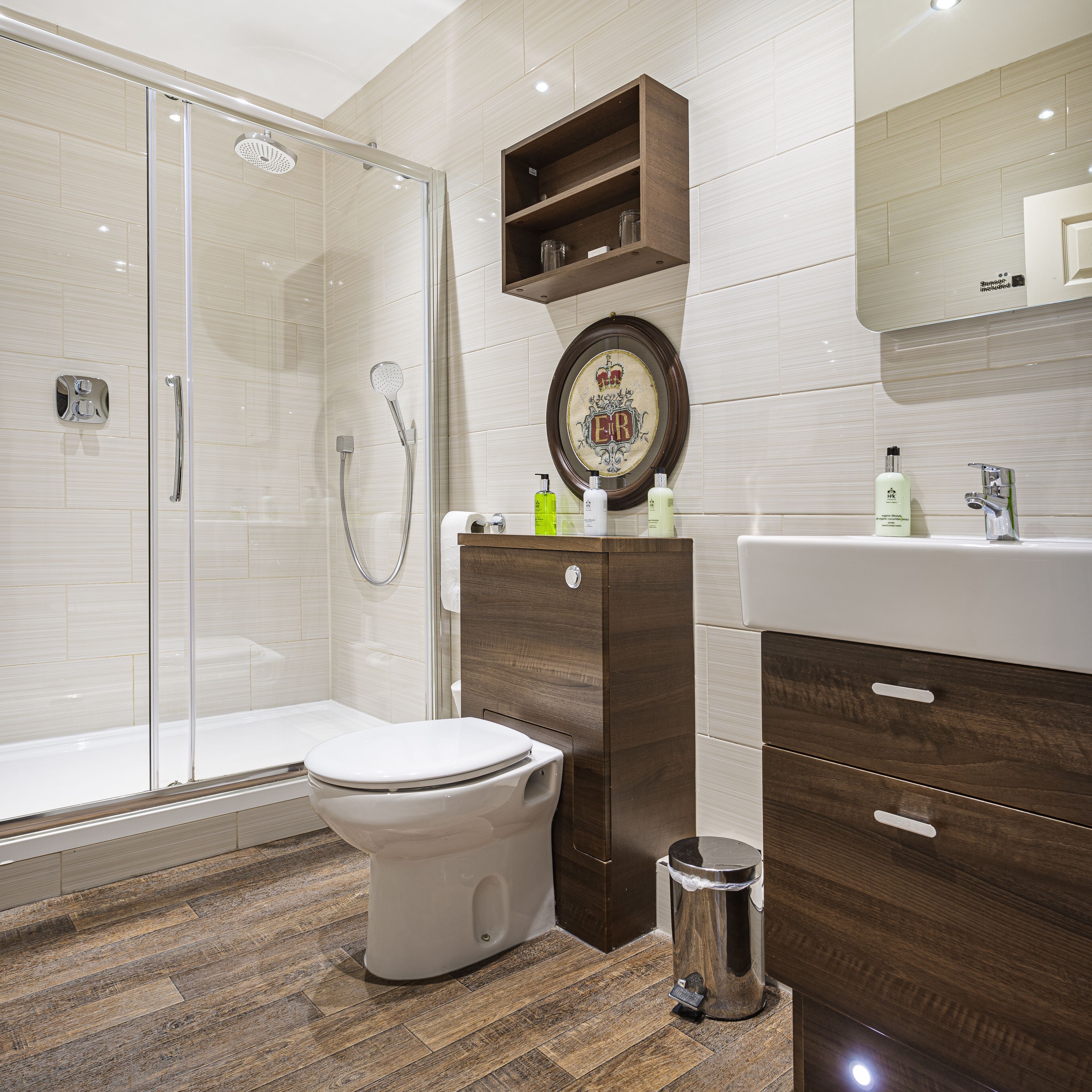 Deluxe Suite | Bathroom | Free toiletries, hair dryer, towels, soap