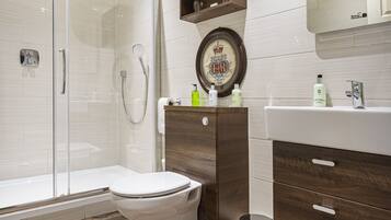 Deluxe Suite | Bathroom | Free toiletries, hair dryer, towels, soap