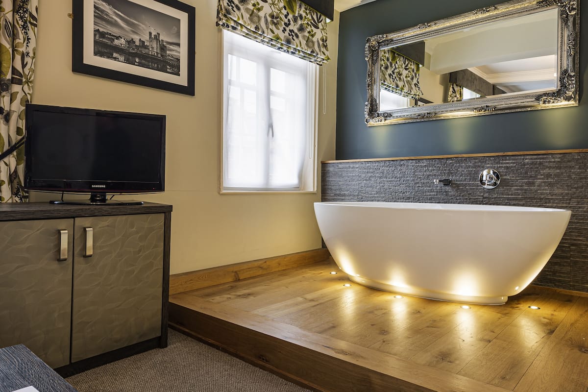 deluxe suite | bathroom | free toiletries, hair dryer, towels, soap