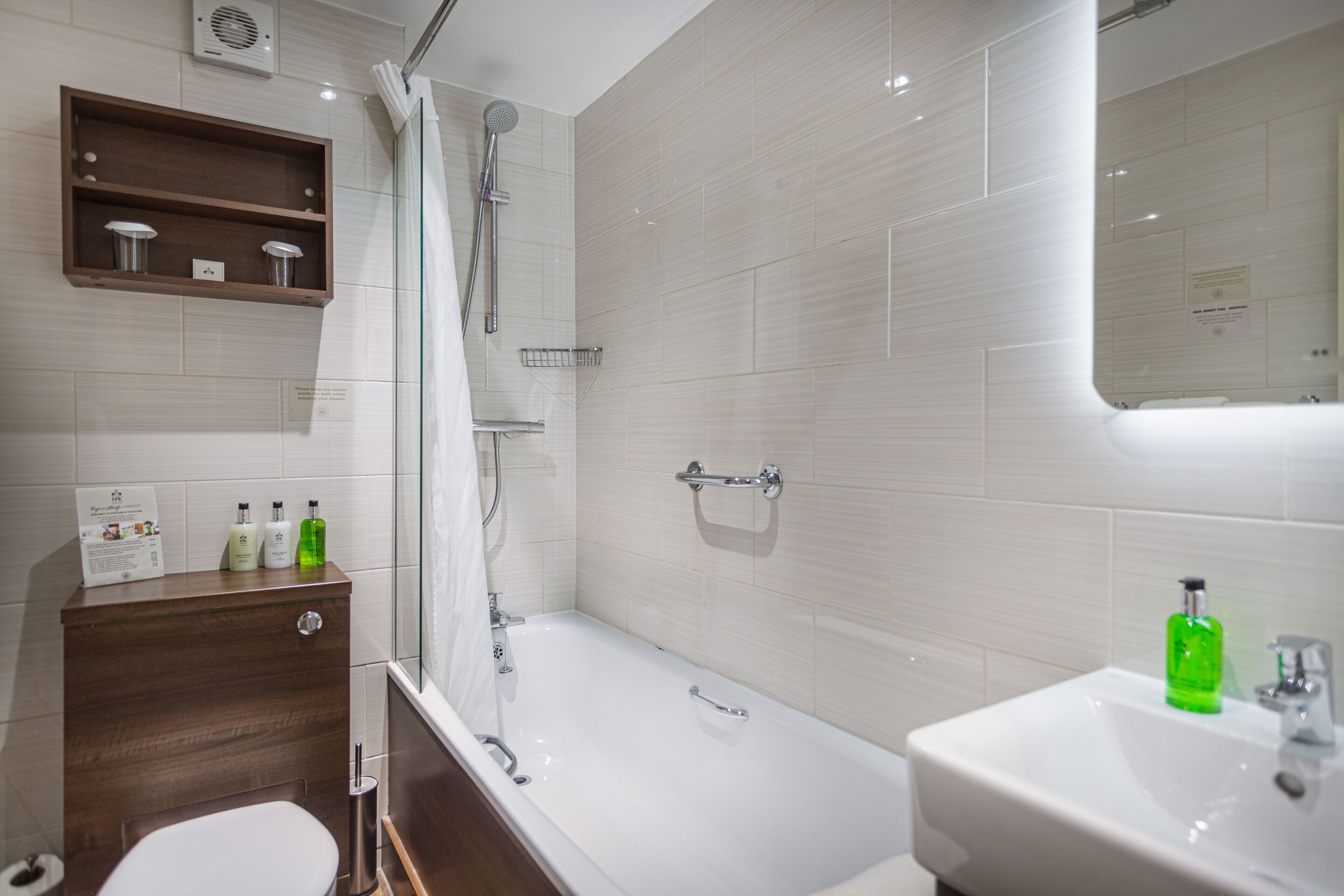 Un baño con bañera, inodoro, lavabo y ducha.