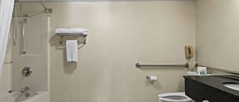 Un baño con bañera, inodoro y lavabo.