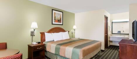 Rom – standard, 1 kingsize-seng, røyk | Senger med overmadrass, blendingsgardiner og strykejern/-brett