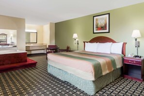 Studio Suite, 1 Tempat Tidur King, Boleh Merokok | Bantalan ekstra lembut, tirai kedap cahaya, dan setrika/meja setrika