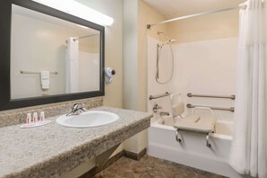 Combined shower/bathtub, towels