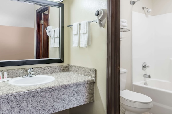 Combined shower/tub, towels