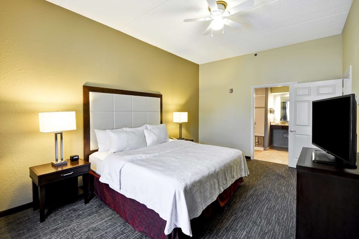 Down duvets, in-room safe, desk, iron/ironing board