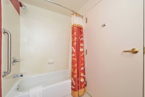 Combined shower/bathtub, free toiletries, hair dryer, towels