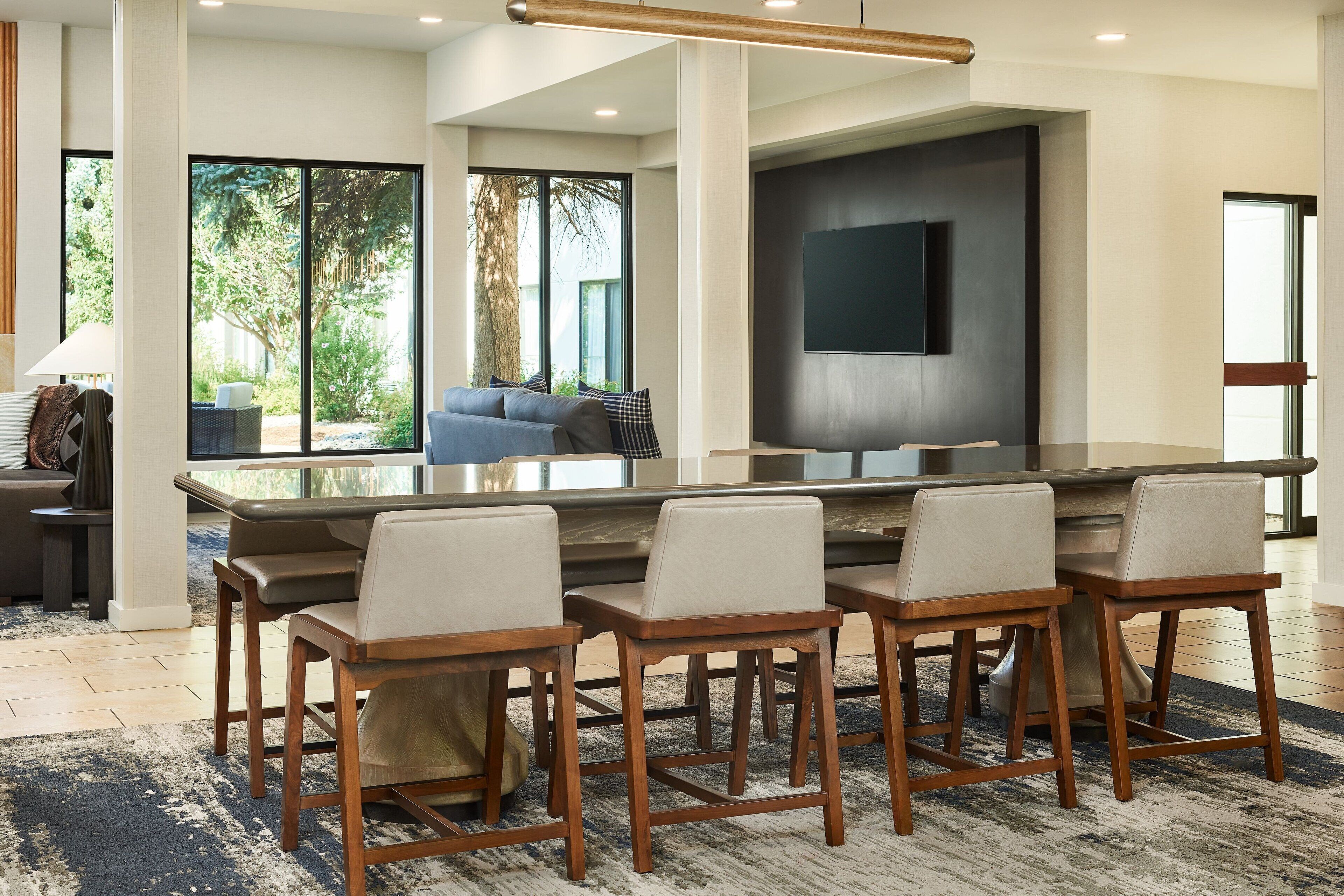 供应早餐和晚餐，美洲菜