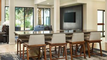 Se sirven desayunos, cenas y cocina americana