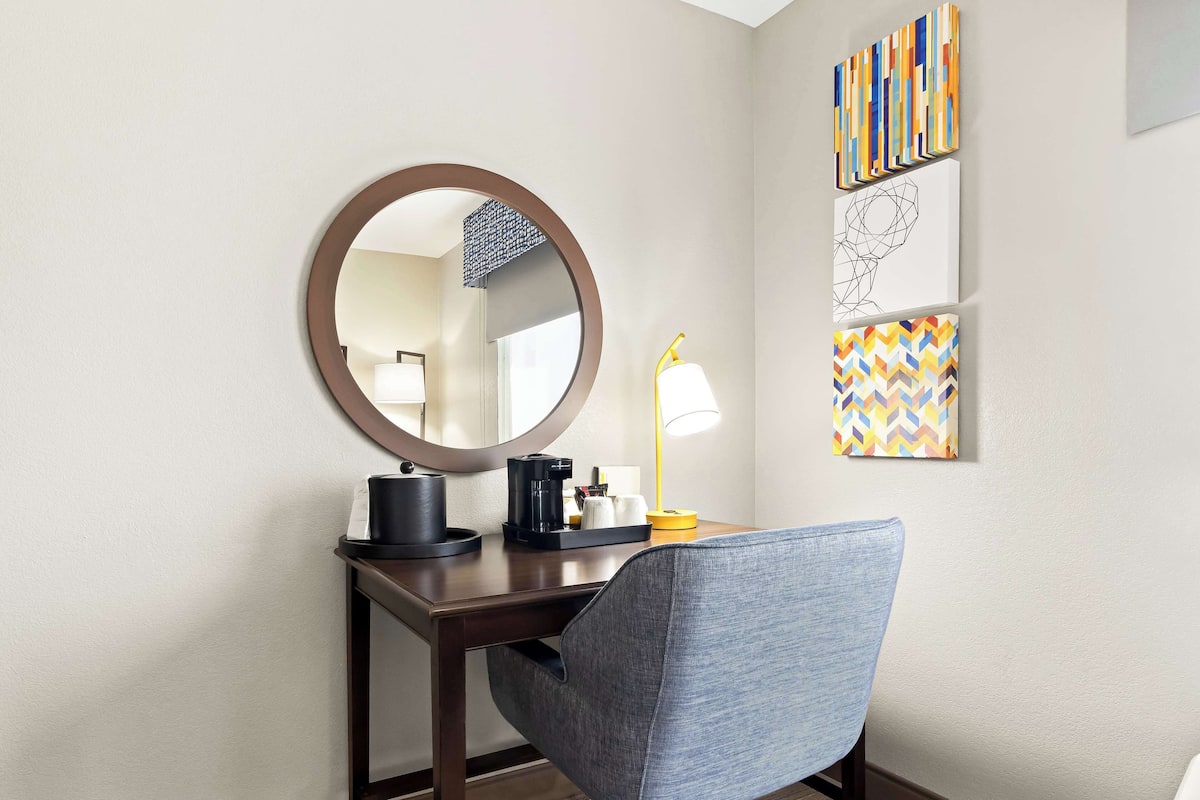 King bed | In-room safe, desk, iron/ironing board, cribs/infant beds