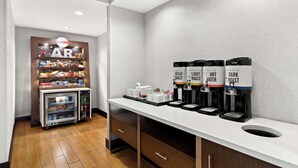 Een moderne koffiehoek met meerdere koffieautomaten, elk voorzien van een ander type koffie.
