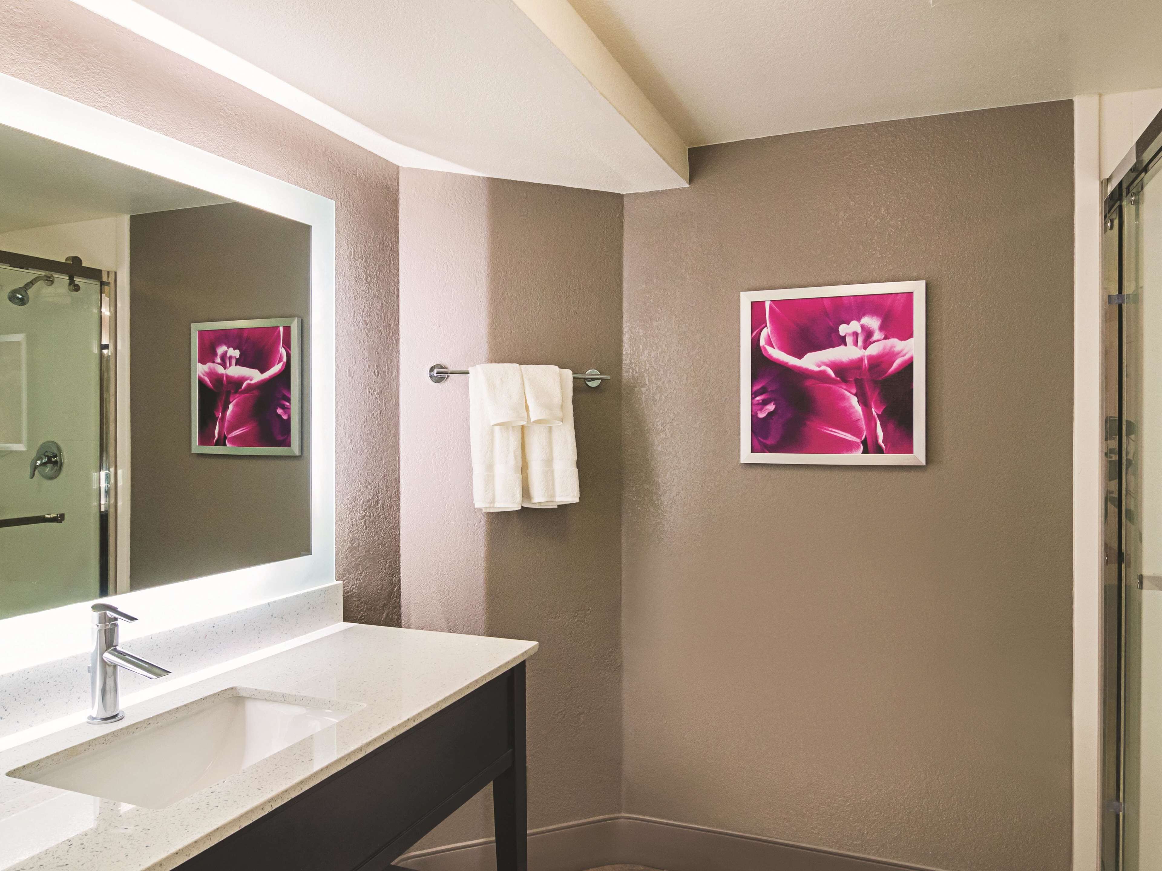 room, 1 king bed, non smoking | bathroom | combined shower/bathtub, free toiletries, hair dryer, towels