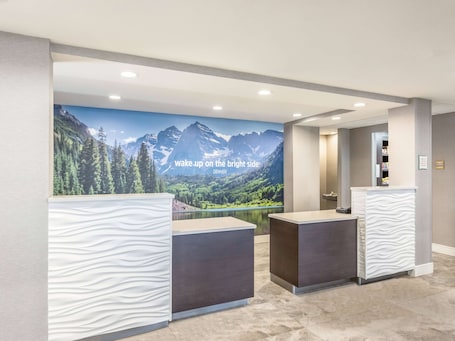 Lobby. La Quinta Inn & Suites by Wyndham Denver Tech Center