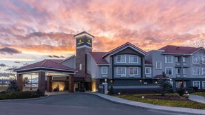 A hotel with a central tower, multiple floors, and a covered entrance. - La Quinta Inn & Suites by Wyndham Denver Tech Center (Greenwood Village)