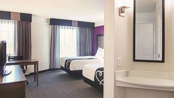 Habitación, 2 camas matrimoniales, para no fumadores (Mobility/Hearing Impaired Accessible) | Ropa de cama de alta calidad, escritorio y cortinas blackout