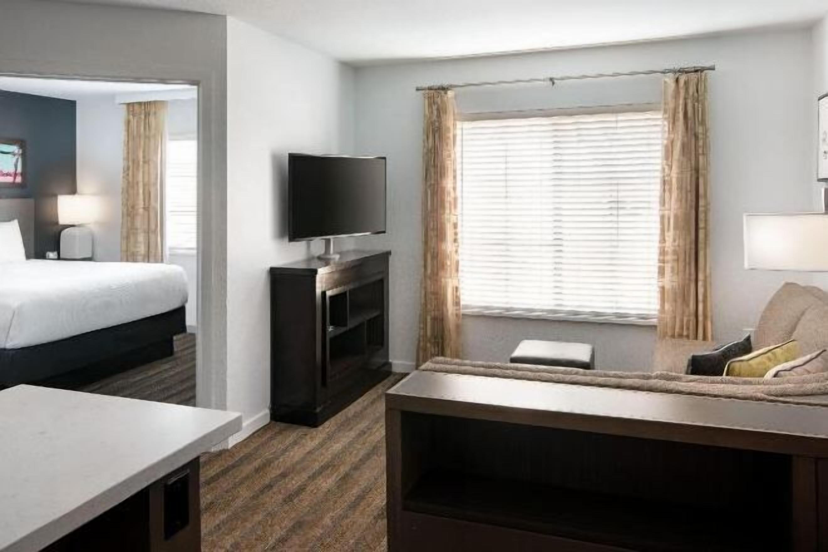 1 Schlafzimmer, hochwertige Bettwaren, Pillowtop-Betten, Schreibtisch