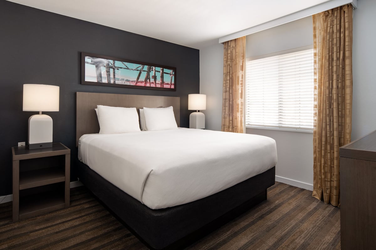 1 bedroom, premium bedding, pillow-top beds, desk