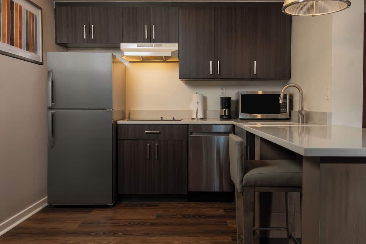 full-sized fridge, microwave, oven, stovetop