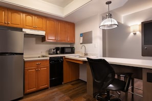Full-sized fridge, microwave, oven, stovetop