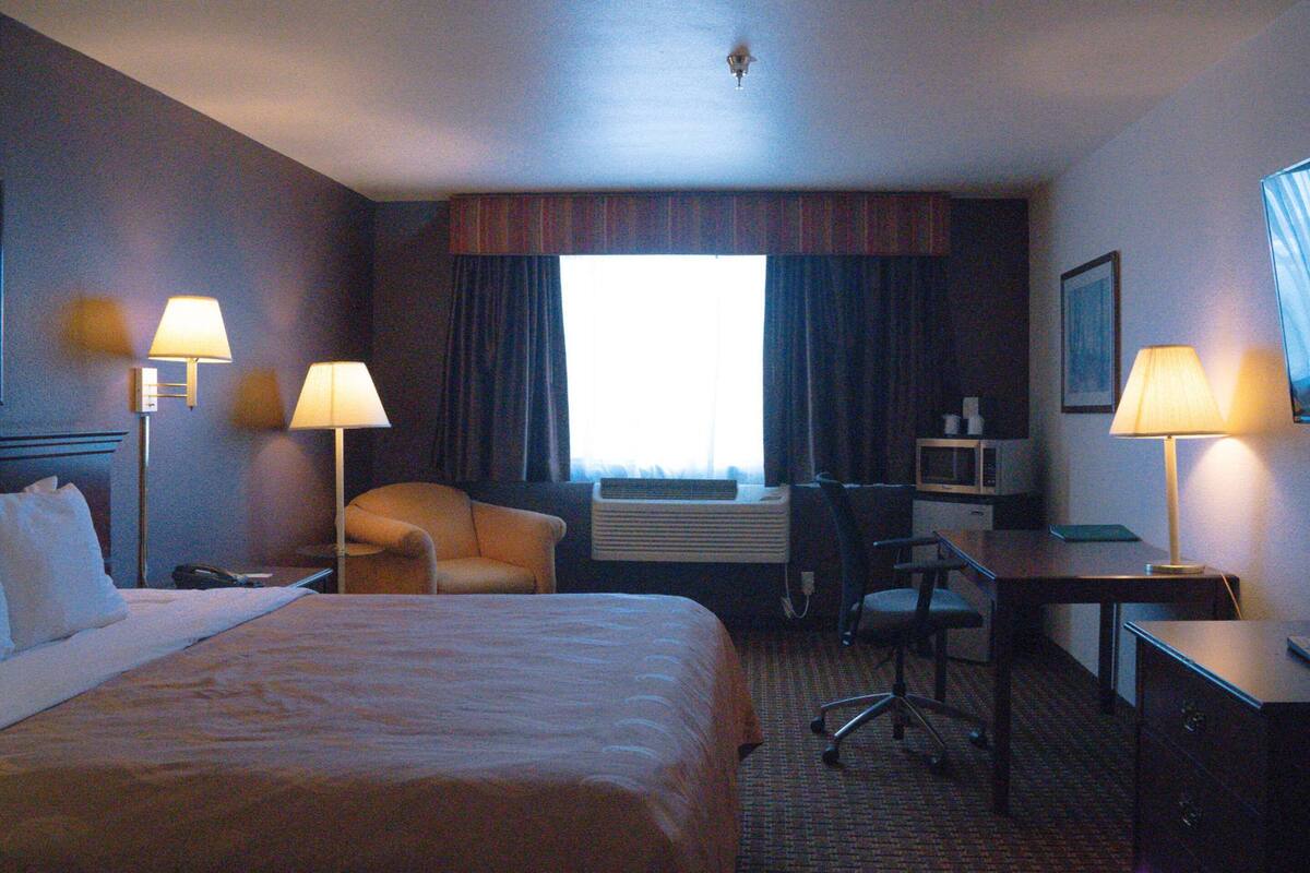 Room, 1 King Bed, Non Smoking | Premium bedding, pillow-top beds, laptop workspace, blackout curtains