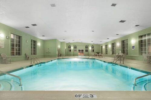 Piscina coberta i para-sols