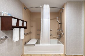 Kostenlose Toilettenartikel, Haartrockner, Handtücher