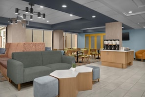Lobby - Hampton Inn Denver-International Airport (Denver)